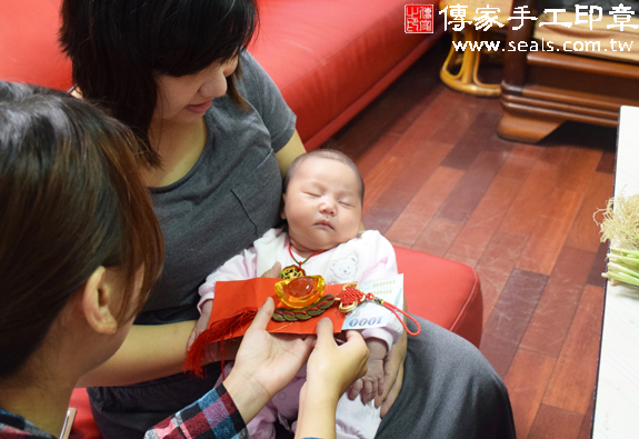 吳寶寶(台中北屯區到府嬰兒寶寶滿月剃頭理髮、免費到府嬰兒剃胎毛儀式吉祥話)。到府剃頭剃胎毛主持、專業拍照、DVD光碟、證書。★購買「臍帶章、肚臍章、胎毛筆刷印章」贈送：剃頭、收涎、抓周，三選一。2015.12.06 照片14